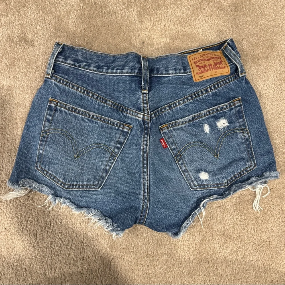 Levi's Women's 501 Original Shorts - Picture 2 of 6
